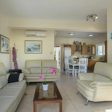 Jovanna Villa *