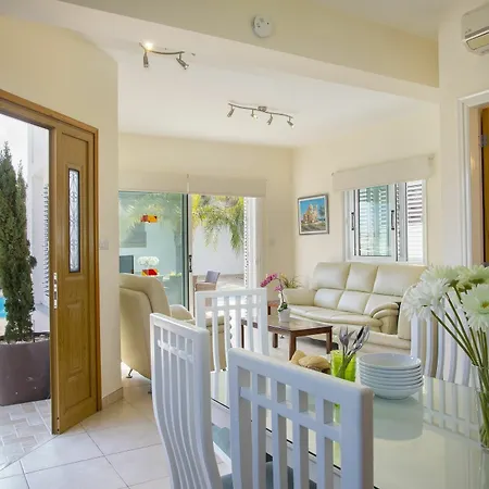 Jovanna Villa *